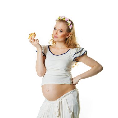 Lezzetli pasta yemeye genç hamile kadın