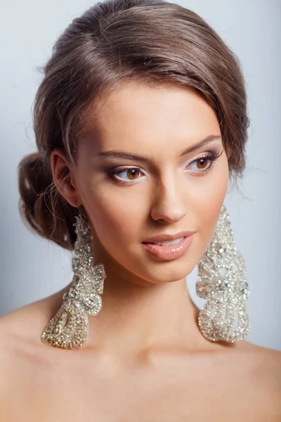 Güzel gelin portresi. Genç sessiz gelin nazik