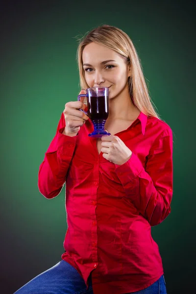 Zieke vrouw het drinken van thee van ziekte — Stockfoto
