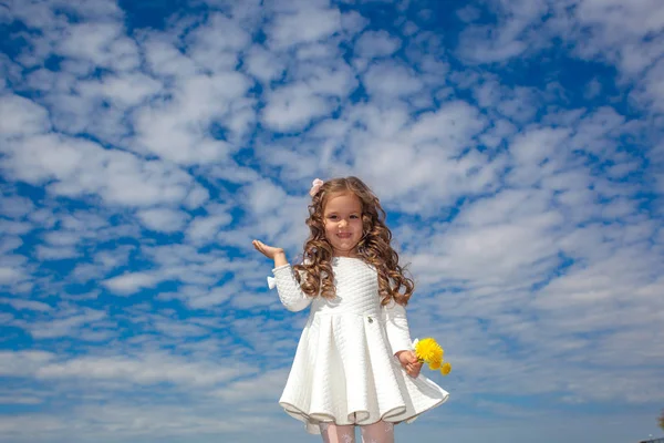 Little girl walks among the clouds — Stock Photo, Image