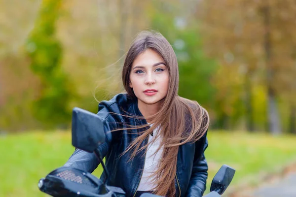 Retrato de uma linda garota hipster em uma motocicleta esportiva — Fotografia de Stock