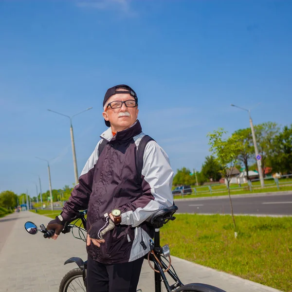 Portrait of man riding cycle — Stock Photo, Image