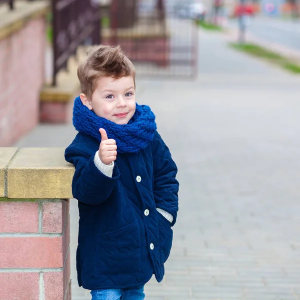 Модный маленький мальчик. маленький мальчик показывает большой палец — стоковое фото