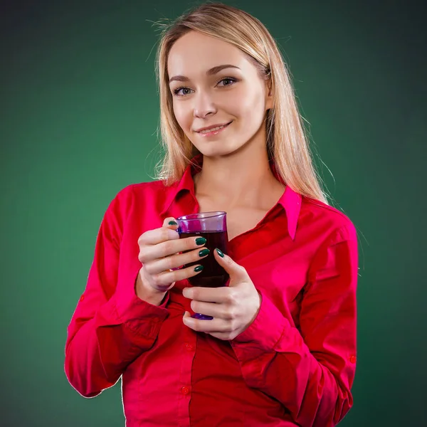 Больная женщина пьет чай от болезни — стоковое фото