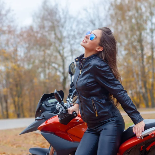 Bir spor motosiklet üzerinde bir güzel hippi kız portresi