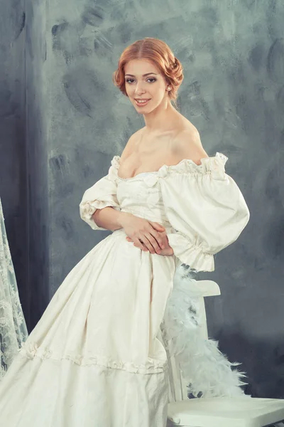 Piękna kobieta w vintage sukienka w pracowni projektowania odzieży — Zdjęcie stockowe