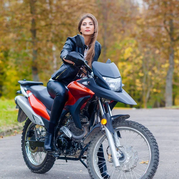 Potret seorang gadis hipster yang cantik pada sepeda motor olahraga — Stok Foto