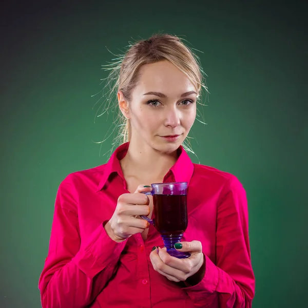 Zieke vrouw het drinken van thee van ziekte — Stockfoto