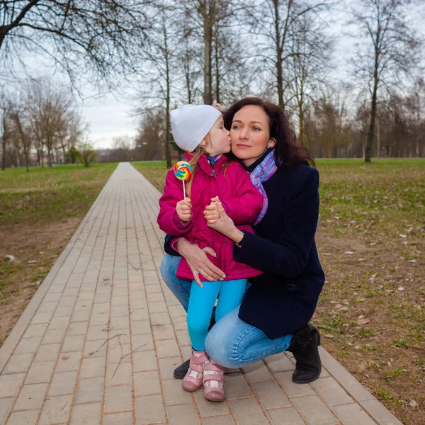 Gyönyörű fiatal Anya gyermekével — Stock Fotó