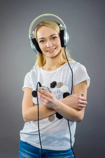 Menina positiva com fones de ouvido — Fotografia de Stock