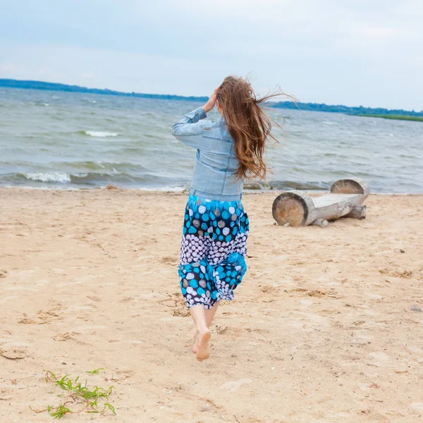Dospívající dívka na pláži. — Stock fotografie