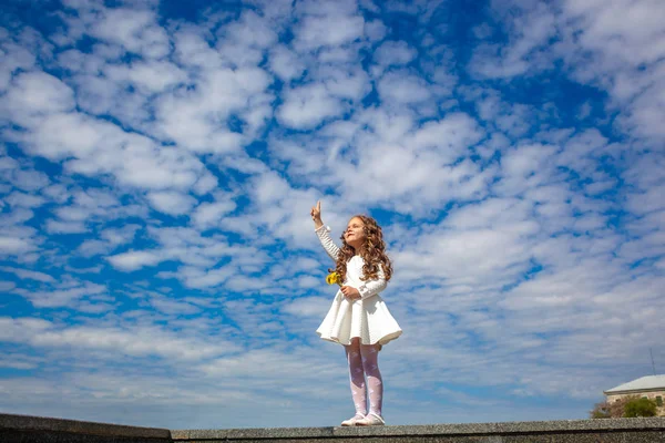 Petite fille marche parmi les nuages — Photo