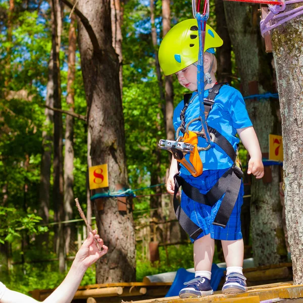 Mom and little son in the outfit have been climbing the trees — Stock Photo, Image
