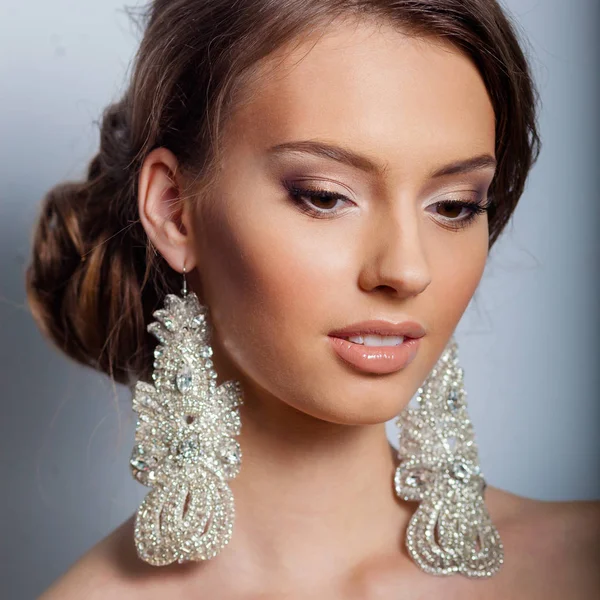 Güzel gelin portresi. Genç sessiz gelin nazik