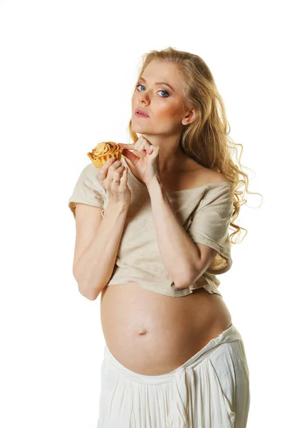 Jovem grávida comendo bolo saboroso — Fotografia de Stock