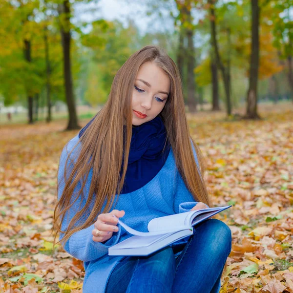 Romantic dreamy girl reading a book outdoors — Stock Photo, Image