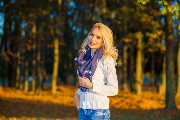 Piękna Blondynka w białym swetrze, zamrażanie w parku — Zdjęcie stockowe