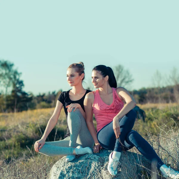 Romantische meisjes doen fitness buitenshuis — Stockfoto