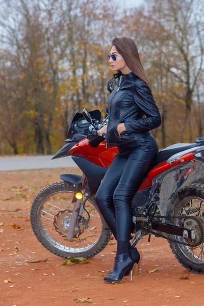 Портрет красивой хипстерки на спортивном мотоцикле — стоковое фото