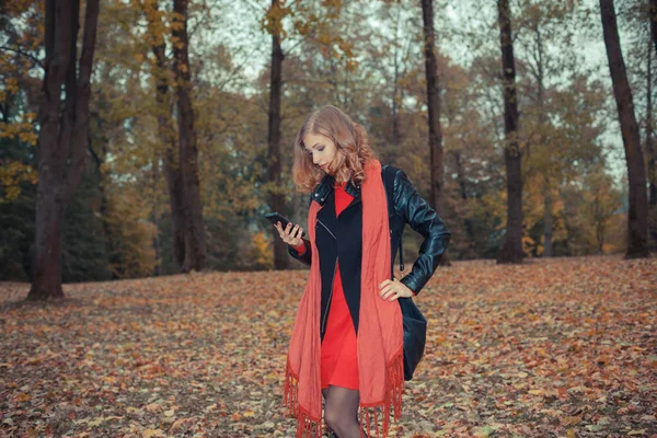 Modern hipster girl emotionally speaks on the phone — Stock Photo, Image