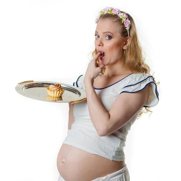 おいしいケーキを食べる若い妊婦 — ストック写真