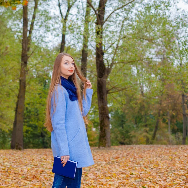 Romantique fille rêveuse lisant un livre en plein air — Photo