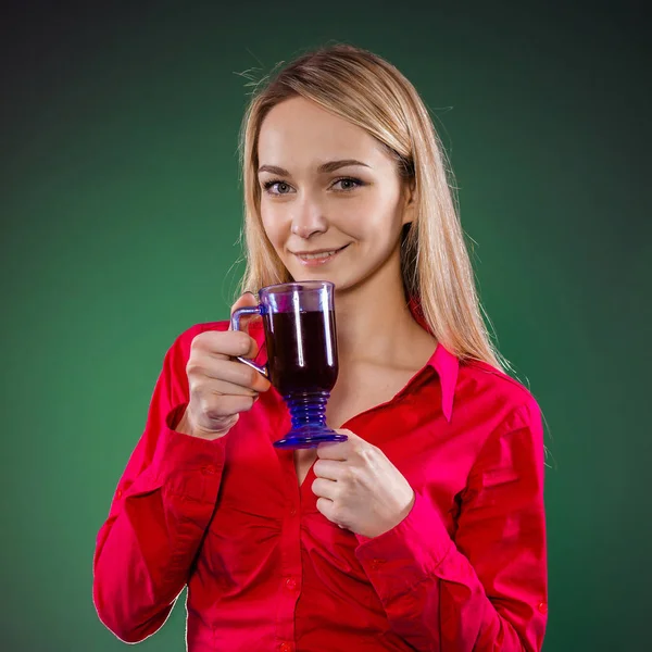 Zieke vrouw het drinken van thee van ziekte — Stockfoto