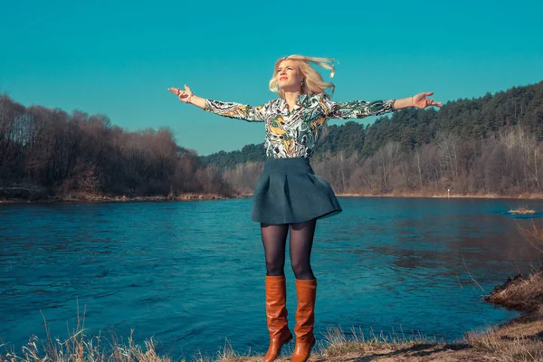 Jeune femme heureuse sautant par-dessus le ciel bleu — Photo