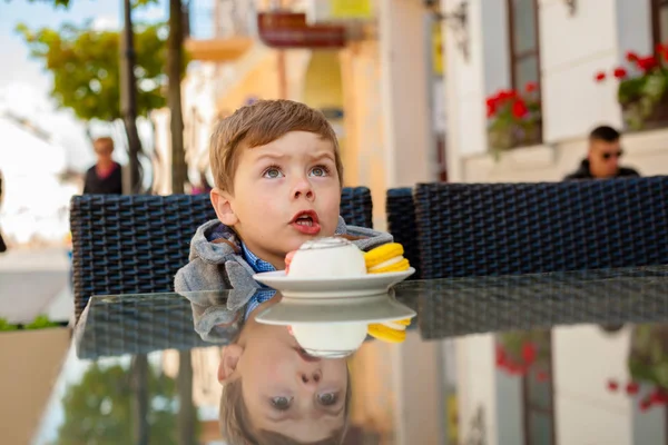 ケーキ食べてる男の子 — ストック写真