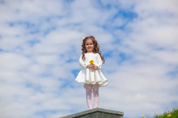 Pieni tyttö kävelee pilvien keskellä — kuvapankkivalokuva