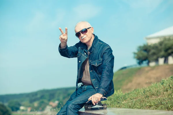 Viejo feliz mostrando pulgares hacia arriba — Foto de Stock