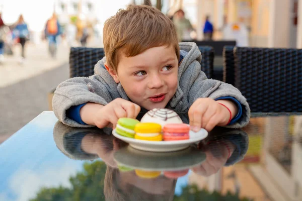 Mały chłopiec jedzący ciasto — Zdjęcie stockowe