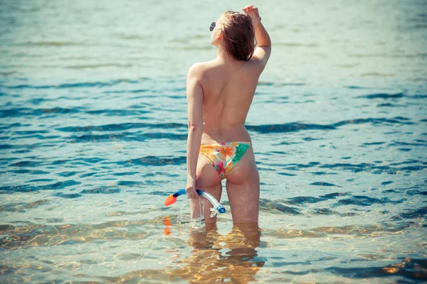 Flickan är engagerad i dykning. — Stockfoto