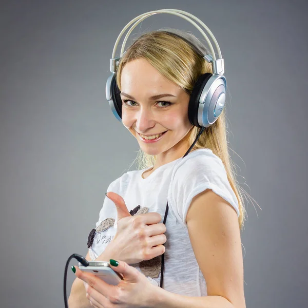 Positives Mädchen mit Kopfhörern — Stockfoto