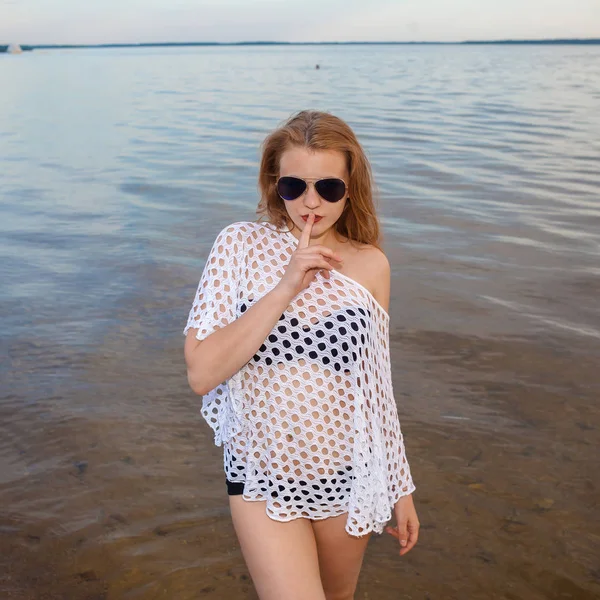 Hipster menina mostrando emoções positivas felizes — Fotografia de Stock