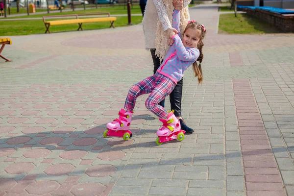 Maman et fille roulent sur des patins à roulettes — Photo