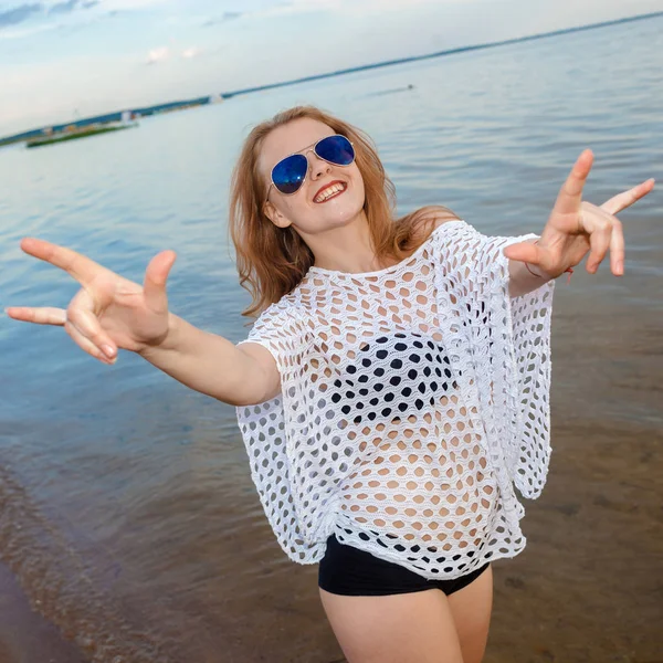 Freie Frau genießt Freiheit und fühlt sich glücklich. — Stockfoto