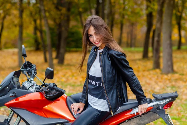 Porträtt av en vacker hipster flicka på en sport motorcykel — Stockfoto