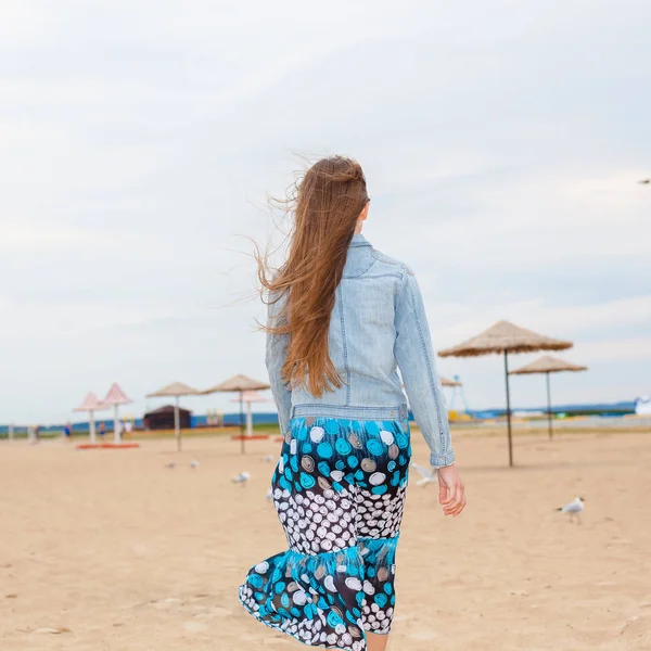 Portrait of a beautiful young girl Goes into the distance — Stock Photo, Image