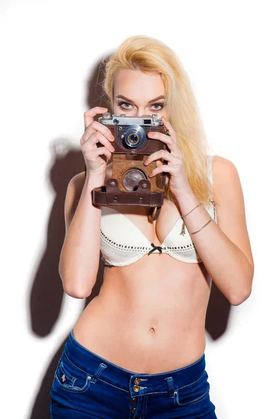 Csípő lány vintage kamerával — Stock Fotó