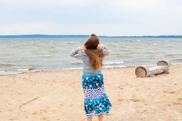 Portrait of a beautiful young girl Goes into the distance — Stock Photo, Image