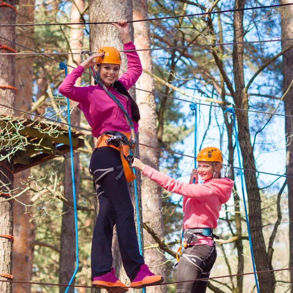 Menina atraente alegre em uma roupa especial envolvida em escalada — Fotografia de Stock