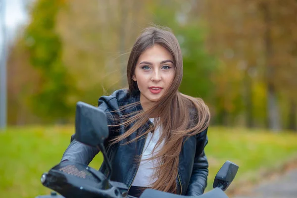 Portret van een mooie hipster meisje op een sport-motorfiets — Stockfoto