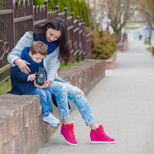 Kleiner Junge mit seiner Mutter — Stockfoto