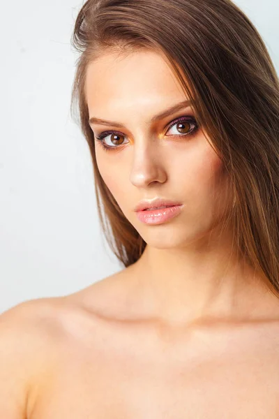 Closeup studio retrato de jovem modelo bonito com maquiagem profissional — Fotografia de Stock