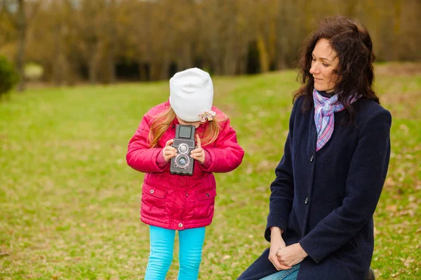 Mutter und Tochter werden mit einer Retro-Kamera fotografiert — Stockfoto