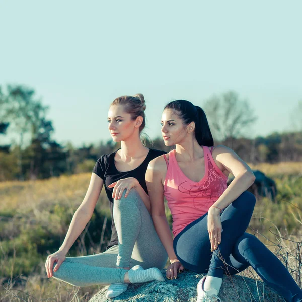 Ragazze romantiche che fanno fitness all'aperto — Foto Stock