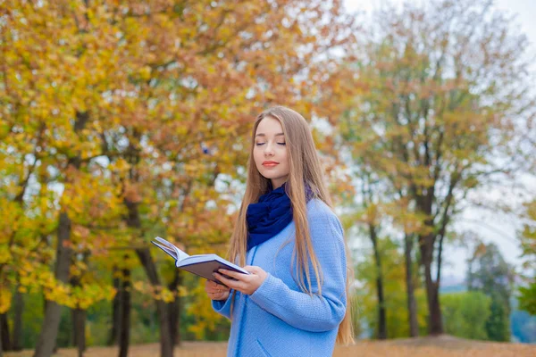 Romantic dreamy girl reading a book outdoors — Stock Photo, Image