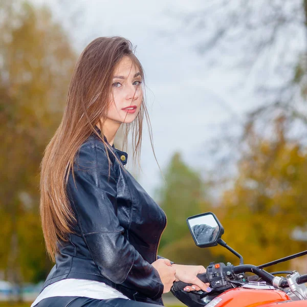 Bir spor motosiklet üzerinde bir güzel hippi kız portresi