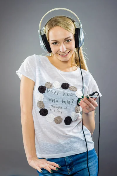 Dziewczyna ze słuchawkami słuchającymi muzyki — Zdjęcie stockowe